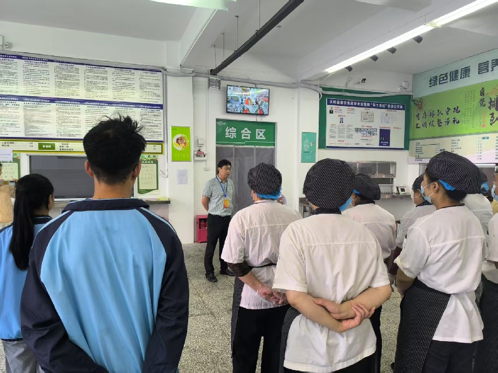 召開食堂現(xiàn)場辦公會(huì)