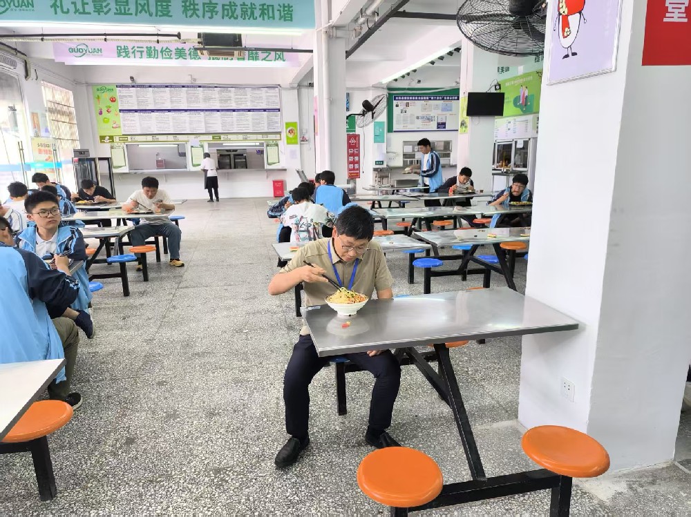 校長(zhǎng)陪餐