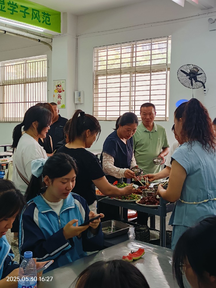 學(xué)生家長試吃食堂菜品