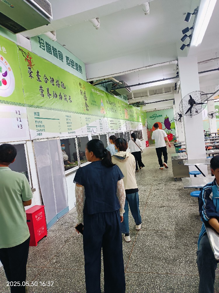 學(xué)生家長檢查食堂環(huán)境及食品安全